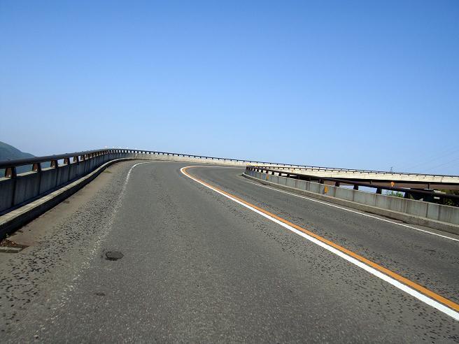 10　天空で旋回するループ橋.JPG