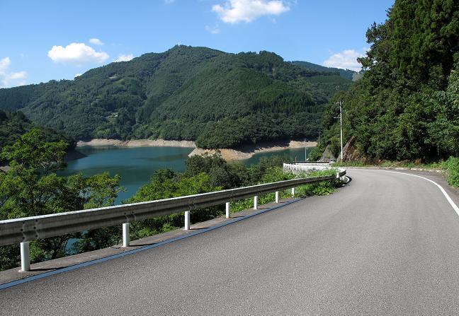 14　ダム沿いの道はこの先50分待ちの片側相互通行です.JPG