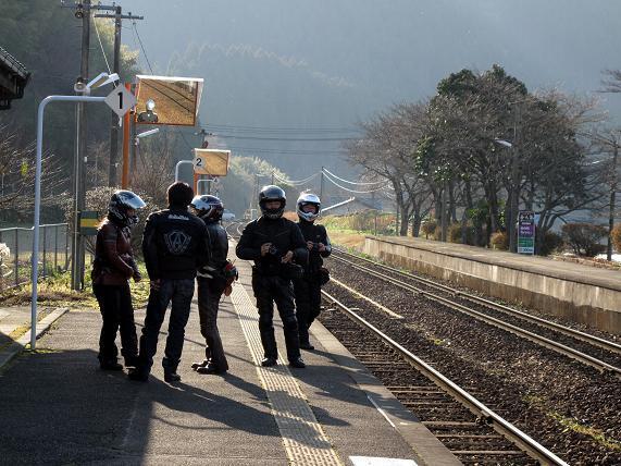 19　駅でたむろするヘルメット星人.JPG