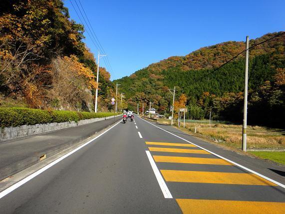 21　山の中は紅葉が綺麗です.JPG