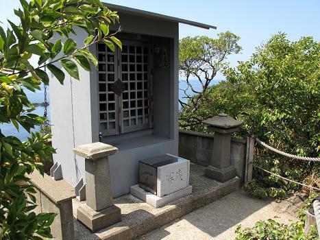 22　頂上には神様が祭られています.JPG