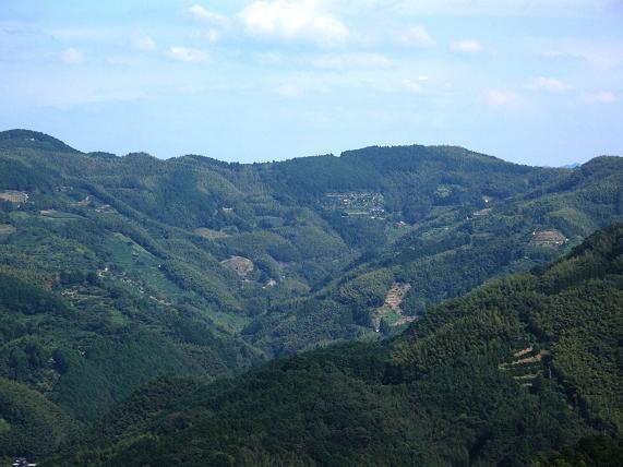 24　あんな山の上にも畑があります.JPG