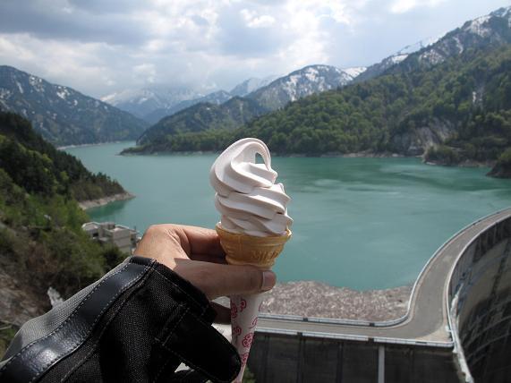 26　最高のロケーションで山イチゴソフトを食べる.JPG