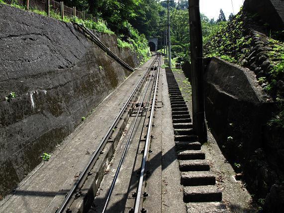27　上を向いていますが麓の駅に到着します.JPG