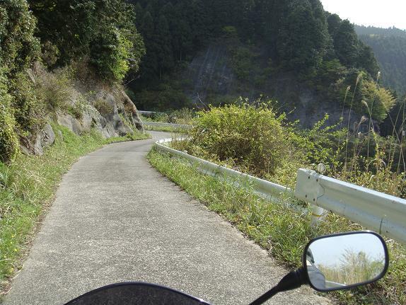 29　こんな道でもバイクとすれ違います.JPG