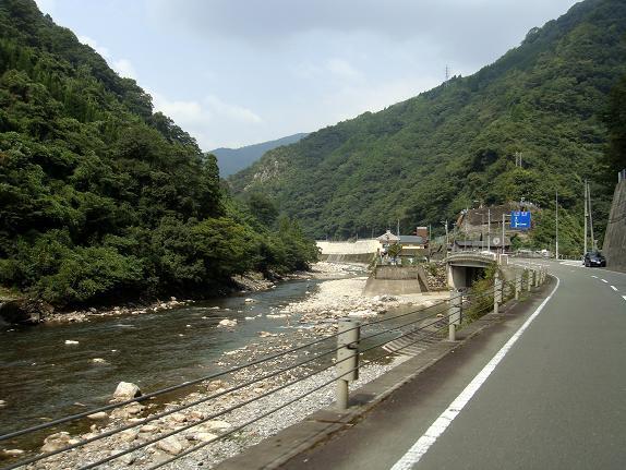 29　川辺川沿いを行く.JPG