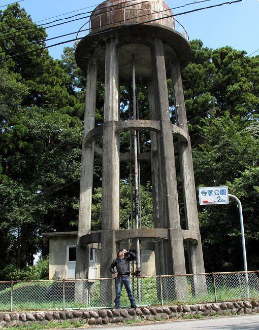 31　給水塔の前で給水.JPG