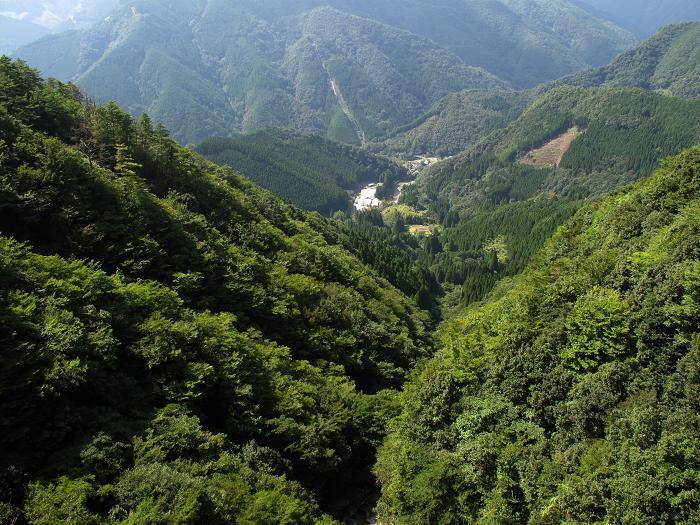 32　つり橋からの景色は山だらけ.JPG
