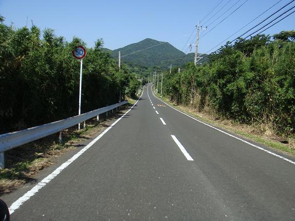 32　先には漁村しかないけど道が良いです.JPG