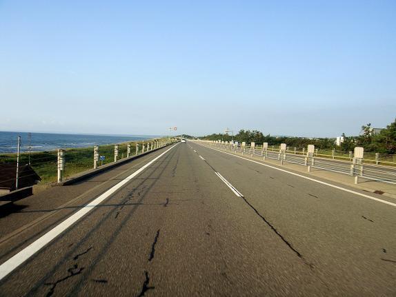 34　能登有料道路は海沿いを走るぞ.JPG