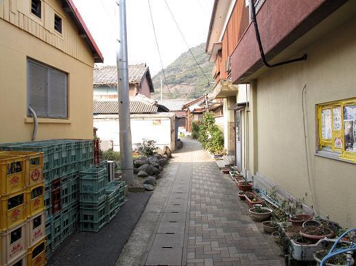 35　こんな路地の奥に神社があります.JPG