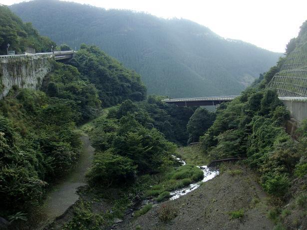 35　峠を下ります.JPG