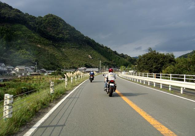 36　なんか先の空が黒いんですケロ.JPG