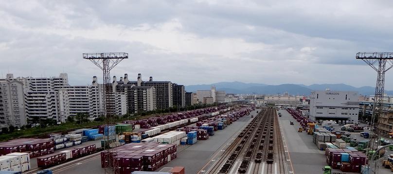 54　都市高から見えるコンテナ基地.JPG