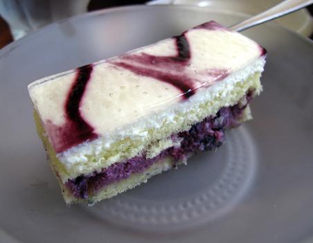 サービス品のケーキだよ.JPG