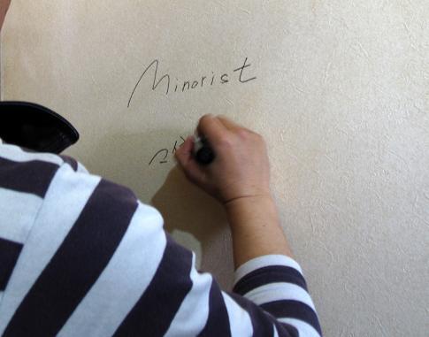 人の家の壁に堂々と落書きするのは生まれて初めてです.JPG