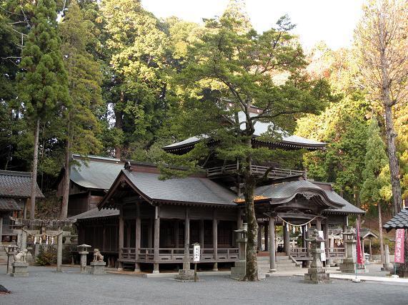 巨木に囲まれた龍神八幡宮.JPG