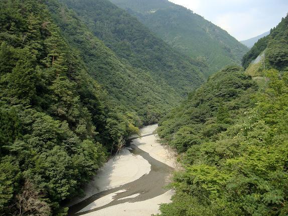 恐ろしいほどの山奥へやってきました.JPG