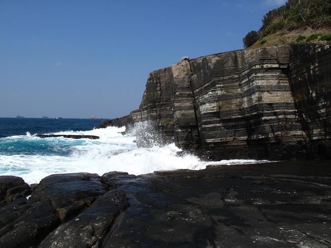 日本海の荒波が押し寄せるシマシマ.JPG