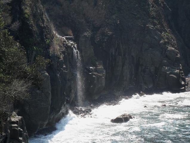 海に落ちる滝.JPG