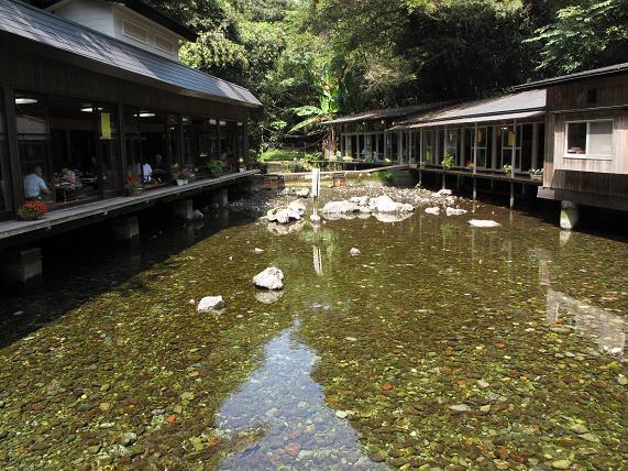 湧き水の池の上に店があります.JPG