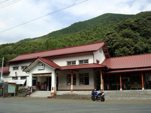英彦山駅で休憩.JPG