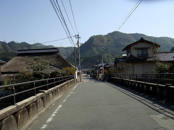路地を走って遊んでます.JPG