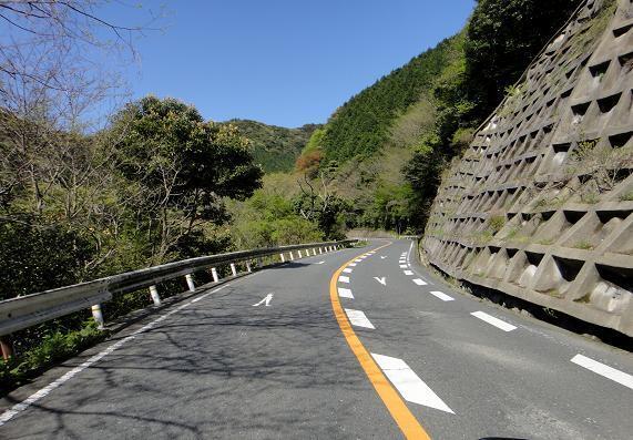 近所の峠を越える.JPG