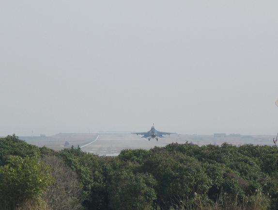 霞む滑走路.JPG