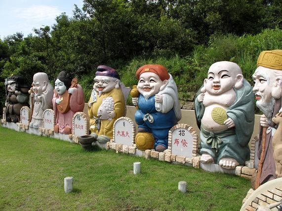 高原に立ってた謎の七福神.JPG