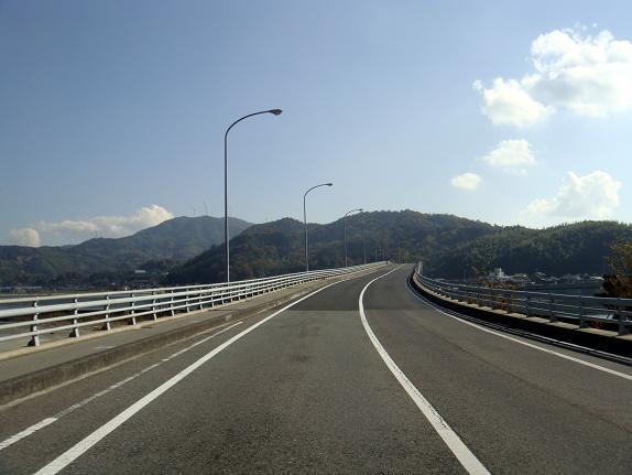 １３、これを渡ると島だ！.JPG