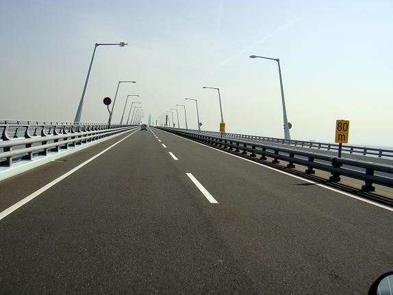 ２空港までの海上道路.JPG